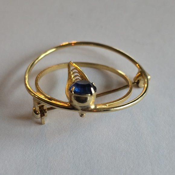Vintage brooch concentric circles filigree leaf gold tone pin Blue gem - Picture 6 of 8
